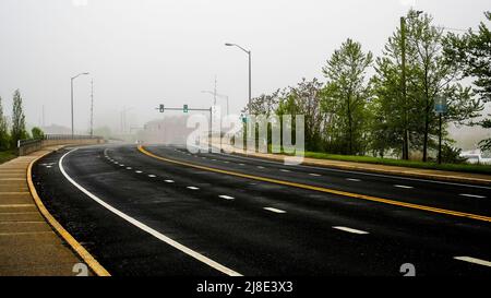 NORWALK, CT, USA - 15 MAGGIO 2022: Bella nebbia mattutina vicino al centro città con vista sulla strada e ponte Foto Stock