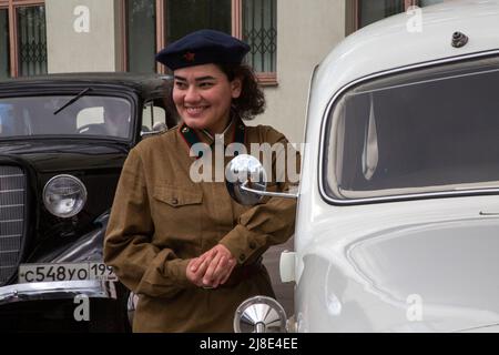 Mosca, Russia. 15th maggio 2022. La stazione di Park Kultury rienacts, in una strada prima di un ingresso alla stazione, la cerimonia del 1935 per lanciare la prima linea in assoluto per celebrare il 87th compleanno della metropolitana di Mosca, Russia Foto Stock