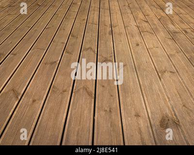Terrazza in legno con asse marrone sul pavimento della terrazza. Decking senza chiodi Foto Stock