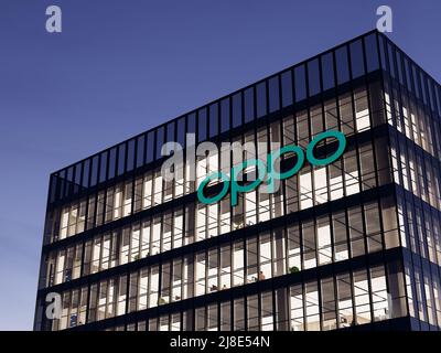 Dongguan, Cina. Maggio 2, 2022. Solo per uso editoriale, 3D CGI. Logo Oppo Signage sulla parte superiore dell'edificio in vetro. Workplace Consumer Electronics Technological COM Foto Stock