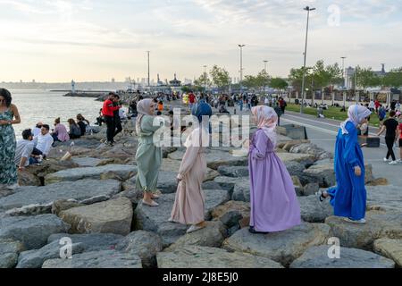 15 maggio 2022: Scene di vita quotidiana a Istanbul dalla costa di Kadikoy al tramonto il 15 maggio 2022, Domenica. Kadikoy conosciuto nell'antichità classica e durante l'era romana e bizantina come Calcedon, è un grande quartiere popoloso e cosmopolita nel lato asiatico di Istanbul, Turchia, sulla riva settentrionale del mare di Marmara. (Credit Image: © Tolga Ildun/ZUMA Press Wire) Foto Stock