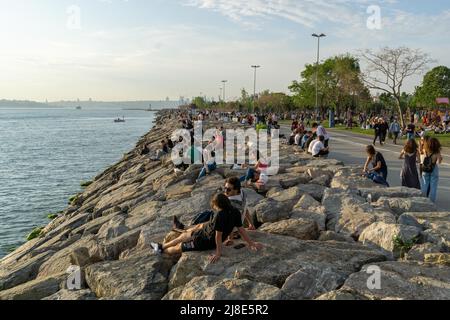 15 maggio 2022: Scene di vita quotidiana a Istanbul dalla costa di Kadikoy al tramonto il 15 maggio 2022, Domenica. Kadikoy conosciuto nell'antichità classica e durante l'era romana e bizantina come Calcedon, è un grande quartiere popoloso e cosmopolita nel lato asiatico di Istanbul, Turchia, sulla riva settentrionale del mare di Marmara. (Credit Image: © Tolga Ildun/ZUMA Press Wire) Foto Stock