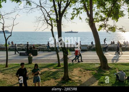 15 maggio 2022: Scene di vita quotidiana a Istanbul dalla costa di Kadikoy al tramonto il 15 maggio 2022, Domenica. Kadikoy conosciuto nell'antichità classica e durante l'era romana e bizantina come Calcedon, è un grande quartiere popoloso e cosmopolita nel lato asiatico di Istanbul, Turchia, sulla riva settentrionale del mare di Marmara. (Credit Image: © Tolga Ildun/ZUMA Press Wire) Foto Stock