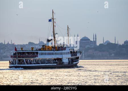 15 maggio 2022: Scene di vita quotidiana a Istanbul dalla costa di Kadikoy al tramonto il 15 maggio 2022, Domenica. Kadikoy conosciuto nell'antichità classica e durante l'era romana e bizantina come Calcedon, è un grande quartiere popoloso e cosmopolita nel lato asiatico di Istanbul, Turchia, sulla riva settentrionale del mare di Marmara. (Credit Image: © Tolga Ildun/ZUMA Press Wire) Foto Stock