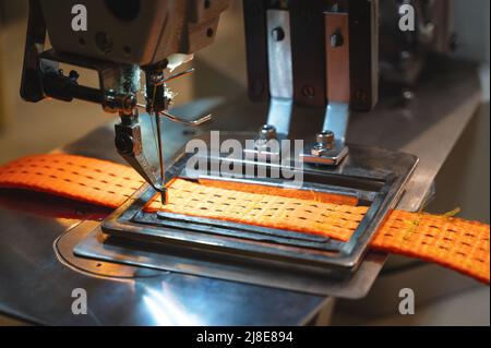 La macchina da cucire funziona con cinghia di traino arancione in officina  Foto stock - Alamy