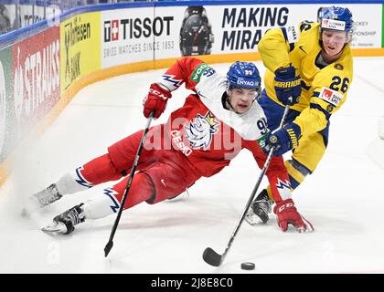 Tampere, Finlandia. 15th maggio 2022. L-R Matej Blumel (CZE) e Rasmus Dahlin (SWE) in azione durante il Campionato Mondiale di Hockey su ghiaccio IIHF 2022, il Gruppo B si è riunito a Tampere, in Finlandia, il 15 maggio 2022. Credit: Michal Kamaryt/CTK Photo/Alamy Live News Foto Stock