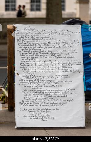 Campo di protesta del convoglio della libertà su Victoria Embankment, Westminster, Londra, Regno Unito. Messaggi di teoria della cospirazione COVID 19. Lunga lettera di teoria scamdemica Foto Stock