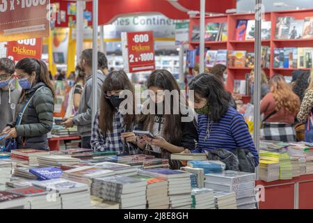 Buenos Aires, Argentina - 15th maggio 2022: Giovani che acquistano libri alla fiera del libro di Buenos Aires. Foto Stock