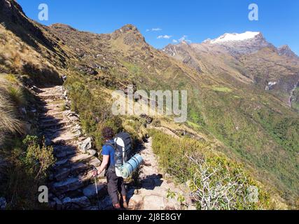 Sentiero Inca, vista dal sentiero di trekking Choquequirao, zona di Cuzco, Machu Picchu, Ande peruviane Foto Stock