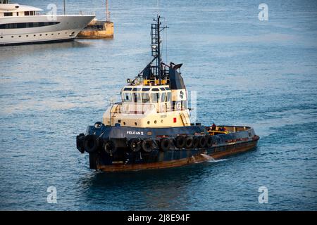 Bridgetown, Barbados - 26 marzo 2022: La TUG Boat Pelican II che lavora nel porto di Bridgetown Foto Stock