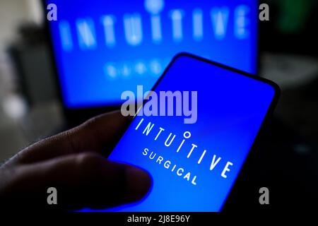 Brasile. 15th maggio 2022. In questa foto è illustrato il logo intuitivo di Surgical, Inc. Visualizzato su uno smartphone. (Foto di Rafael Henrique/SOPA Images/Sipa USA) Credit: Sipa USA/Alamy Live News Foto Stock