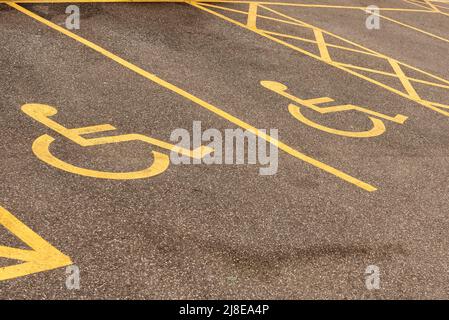 Disabili spazi di parcheggio Foto Stock