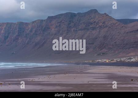 La splendida spiaggia di Famara sull'Oceano Atlantico a Lanzarote, Isole Canarie, Spagna Foto Stock