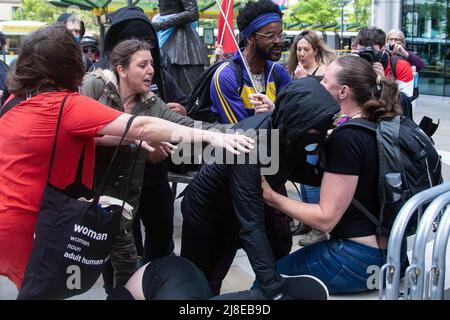 Manchester, Regno Unito. 15th maggio 2022. I manifestanti anti anti della trans si scontrano con i manifestanti della Pro Trans alla statua Emmeline Pankhurst. I manifestanti della Pro Trans si sono riuniti a St Peter's Square per protestare contro Posey Parker, un oratore femminista, che ha organizzato un raduno a Manchester. Credit: SOPA Images Limited/Alamy Live News Foto Stock