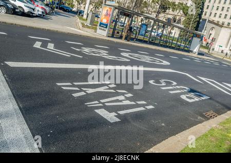 MADRID, SPAGNA - 12 GENNAIO 2022: Corsia degli autobus e dei taxi a Madrid, Spagna Foto Stock