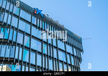 MADRID, SPAGNA - 12 GENNAIO 2022: La Caixa Building, un edificio di uffici a Marid, Spagna, è la sede della banca catalana CaixaBank di Madrid, Foto Stock