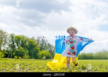 Giornata del ricamo in Ucraina. Ragazza Ucraina in abiti ricamati su Vyshyvanka giorno di festa in costumi nazionali ucraini vestito ricamato. Foto Stock