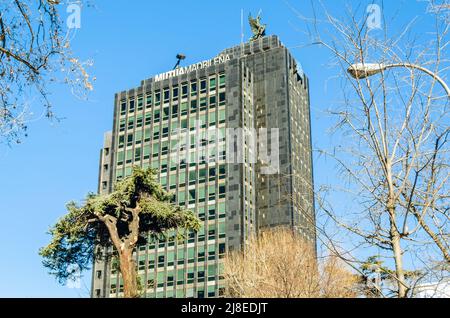 MADRID, SPAGNA - 12 GENNAIO 2022: Sede di Mutua Madrileña sul Paseo de la Castellana a Madrid, Spagna. Mutua Madrileña è un gruppo di com spagnolo Foto Stock