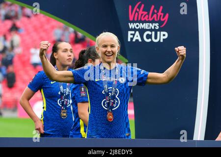 Londra, Regno Unito. 15th maggio 2022 ; Wembley Stadium, Londra Inghilterra; finale della fa Cup femminile, Chelsea Women versus Manchester City Women: Pernille Harder of Chelsea indossa la medaglia del vincitore Credit: Action Plus Sports Images/Alamy Live News Foto Stock