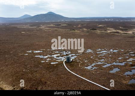 Vista aerea della riserva naturale e della torre di osservazione dei flussi di Forsinard RSPB, Forsinard, Sutherland, Scozia Foto Stock