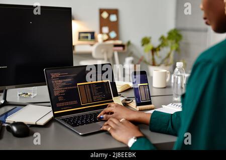 Primo piano di una donna QA ingegnere digitando sulla tastiera mentre si utilizza il computer sul posto di lavoro in ufficio, spazio di copia Foto Stock
