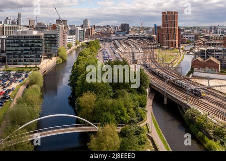 LEEDS, REGNO UNITO - 12 MAGGIO 2022. Un paesaggio urbano aereo del centro di Leeds con la stazione ferroviaria e gli edifici moderni lungo il canale da Leeds a Liverpool Foto Stock