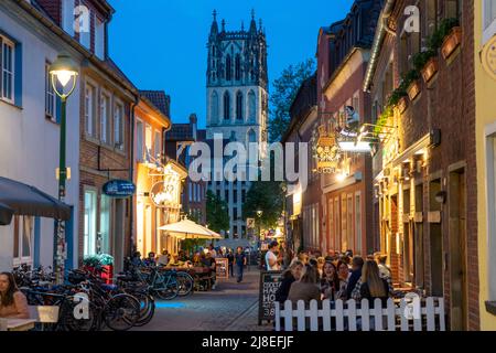 Centro storico, quartiere dei Cow, quartiere dei pub, Kreuzstrasse, Torre della Chiesa Overwater di Liebfrauen, a Münster, NRW, Germania Foto Stock