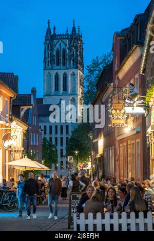 Centro storico, quartiere dei Cow, quartiere dei pub, Kreuzstrasse, Torre della Chiesa Overwater di Liebfrauen, a Münster, NRW, Germania Foto Stock