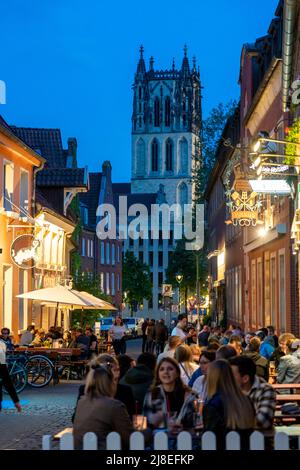 Centro storico, quartiere dei Cow, quartiere dei pub, Kreuzstrasse, Torre della Chiesa Overwater di Liebfrauen, a Münster, NRW, Germania Foto Stock