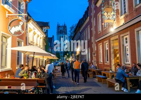 Centro storico, quartiere dei Cow, quartiere dei pub, Kreuzstrasse, Torre della Chiesa Overwater di Liebfrauen, a Münster, NRW, Germania Foto Stock