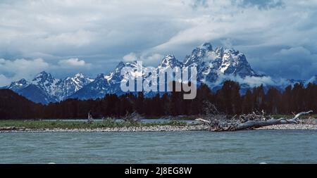 Vista panoramica della catena montuosa del Grand Teton dal vicino fiume Snake. Foto Stock