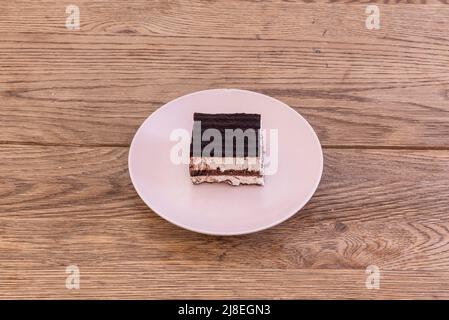 Il tiramisù è una torta fredda che viene assemblata a strati. Non esiste una ricetta di produzione singola, ma varianti basate su una serie di ingredienti base che possono Foto Stock