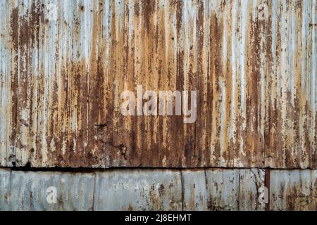 grunge sfondo urbano o industriale e tessitura, parete di costruzione coperta da intemperie, arrugato, lamiere Foto Stock