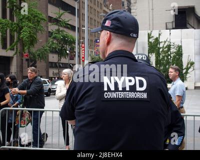 15 maggio 2022, New York, New York, Stati Uniti d'America: 15 maggio 2022 NEW YORK -- New Yorkesi celebrarono la parata del patrimonio dell'Islander asiatico-americano e del Pacifico. La prima parata del suo genere a New York City onora la popolazione locale di Islander del Pacifico americano asiatico, la seconda più grande negli Stati Uniti, e dimostra solidarietà contro l'intolleranza e la divisione, (Credit Image: © Bruce Cotler/ZUMA Press Wire) Foto Stock