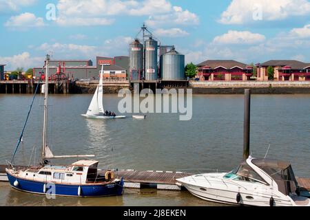 River Medway, che si affaccia sulla Medway City Estate a Strood e la Veetee Rice Company, Chatham, Medway, Kent, Inghilterra Foto Stock