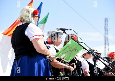 Vendrell, Spagna. 15th maggio 2022. I membri del Coro Raices Extremeñas cantano durante la Messa di pellegrinaggio della Vergine di Guadalupe. L'Associazione Culturale dell'Estremadura di El Vendrell celebra il pellegrinaggio alla Vergine di Guadalupe con il sacerdote diacono José Antonio Fernández e il coro musicale Raíces Extremeñas. Credit: SOPA Images Limited/Alamy Live News Foto Stock