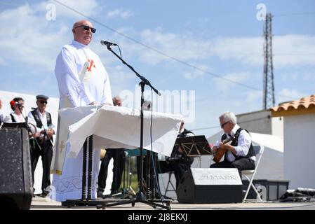 Vendrell, Spagna. 15th maggio 2022. Il diacono sacerdote Jose Antonio Fernandez della Parrocchia Vendrell durante la Messa di pellegrinaggio della Vergine di Guadalupe. L'Associazione Culturale dell'Estremadura di El Vendrell celebra il pellegrinaggio alla Vergine di Guadalupe con il sacerdote diacono José Antonio Fernández e il coro musicale Raíces Extremeñas. Credit: SOPA Images Limited/Alamy Live News Foto Stock