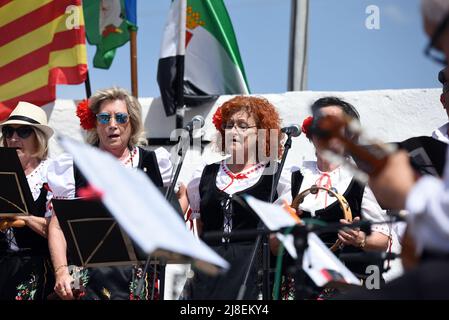 Vendrell, Spagna. 15th maggio 2022. I membri del Coro Raices Extremeñas cantano durante la Messa di pellegrinaggio della Vergine di Guadalupe. L'Associazione Culturale dell'Estremadura di El Vendrell celebra il pellegrinaggio alla Vergine di Guadalupe con il sacerdote diacono José Antonio Fernández e il coro musicale Raíces Extremeñas. Credit: SOPA Images Limited/Alamy Live News Foto Stock