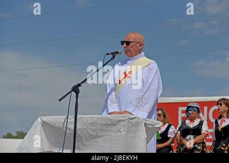 Vendrell, Spagna. 15th maggio 2022. Il diacono sacerdote Jose Antonio Fernandez della Parrocchia Vendrell durante la Messa di pellegrinaggio della Vergine di Guadalupe. L'Associazione Culturale dell'Estremadura di El Vendrell celebra il pellegrinaggio alla Vergine di Guadalupe con il sacerdote diacono José Antonio Fernández e il coro musicale Raíces Extremeñas. Credit: SOPA Images Limited/Alamy Live News Foto Stock