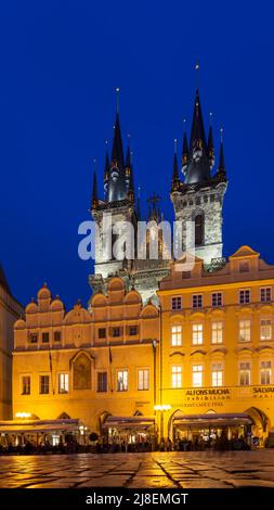 Praga, Repubblica Ceca - 6 ottobre 2009: Piazza della Città Vecchia e la Chiesa di Tyn a Praga di notte Foto Stock