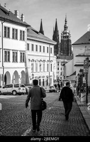 Praga, Repubblica Ceca - 3 ottobre 2009: Strada con gente a piedi nella città di Praga. Fotografia urbana in bianco e nero Foto Stock