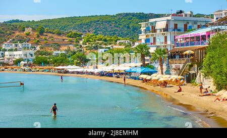 Agia Marina, Grecia - 13 settembre 2019: Spiaggia e lungomare di Agia Marina nell'isola di Egina Foto Stock