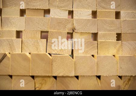 Struttura di barre di legno. Schede in pila. Dettagli tavole segate. Foto Stock