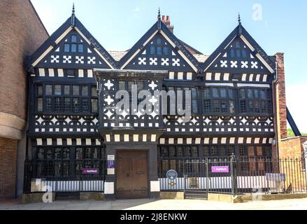 16th Century Underbank Hall (NatWest Bank), Great Underbank, Stockport, Greater Manchester, Inghilterra, Regno Unito Foto Stock