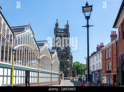 St Mary's Parish Church and Market Hall, Market Place, Stockport, Greater Manchester, Inghilterra, Regno Unito Foto Stock