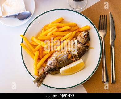 Pesce mediterraneo fritto Sarpa Foto Stock