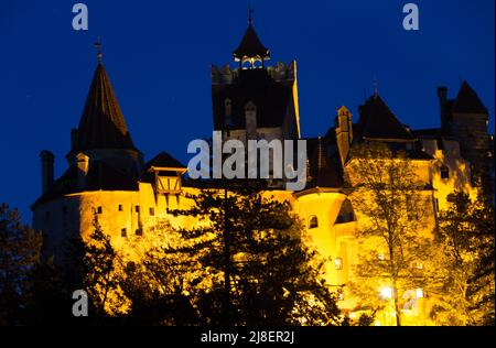 Castello di Bran illuminato al crepuscolo Foto Stock