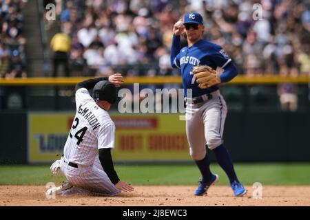 Denver, Colorado, Stati Uniti. 15 MAGGIO 2022: Colorado Rockies Infielder Ryan McMahon #24 scivola nella seconda base prima di Kansas City Infielder Bobby Whit Jr. #7 lancia la palla alla prima base. I Kansas City Royals hanno sconfitto i Colorado Rockies 8-7 al Coors Field di Denver, Colorado. Billy Schuerman/CSM Credit: CAL Sport Media/Alamy Live News Foto Stock