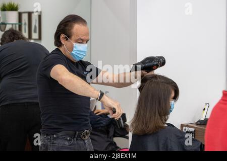 Ozzie Rizzo Salon a Mayfair, il primo giorno riaperto dall'inizio del blocco dopo essere stato costretto a chiudere a causa della pandemia del coronavirus di cui: Ozzie Rizzo dove: Londra, Regno Unito quando: 12 Apr 2021 Credit: Phil Lewis/WENN Foto Stock