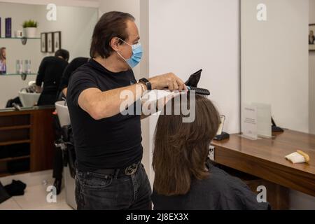 Ozzie Rizzo Salon a Mayfair, il primo giorno riaperto dall'inizio del blocco dopo essere stato costretto a chiudere a causa della pandemia del coronavirus di cui: Ozzie Rizzo dove: Londra, Regno Unito quando: 12 Apr 2021 Credit: Phil Lewis/WENN Foto Stock